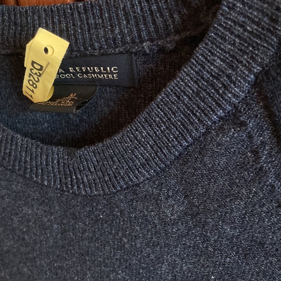 EUC wool/cashmere banana republic sweater in medium - Picture 2 of 3